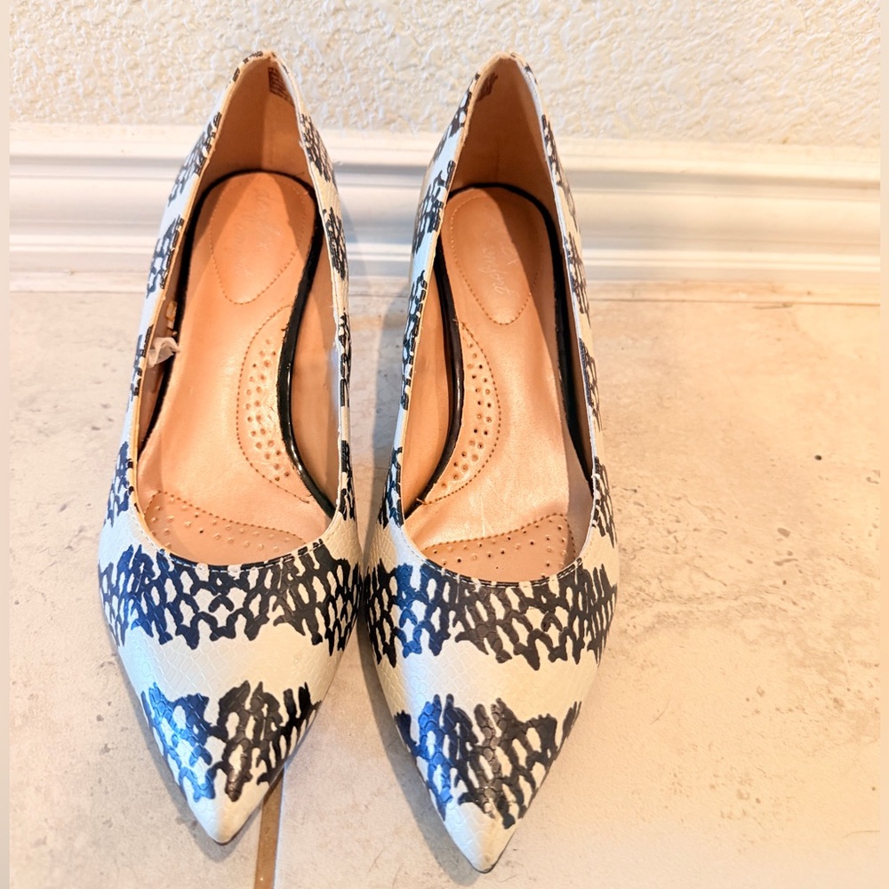 Dexflex Comfort Black and White Patterned Heels